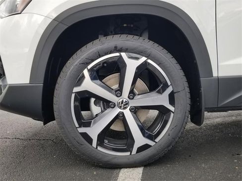 New 2025 Volkswagen Taos SEL image 12