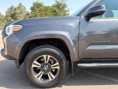 Used 2018 Toyota Tacoma TRD Sport AWD/4WD image 11