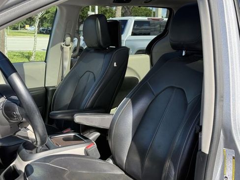 Used 2018 Chrysler Pacifica Limited FWD image 24