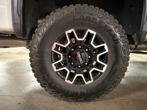 Used 2025 GMC Sierra 2500 AT4X AWD/4WD image 9