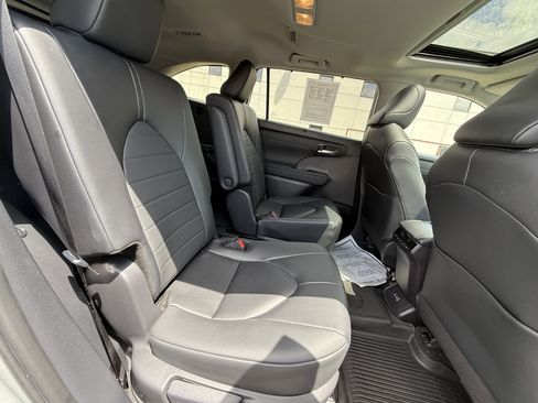 Certified 2024 Toyota Highlander XLE AWD/4WD image 5