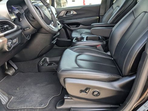 Used 2025 Chrysler Pacifica Select image 11