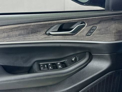 Used 2023 Jeep Grand Cherokee Limited w/ Black Appearance Package image 18