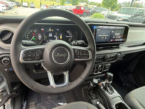 Used 2025 Jeep Wrangler Unlimited Sahara AWD/4WD image 25