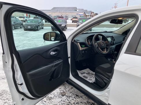 Used 2015 Jeep Cherokee Sport image 9