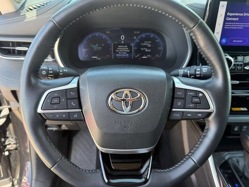Used 2024 Toyota Highlander Limited AWD/4WD image 17