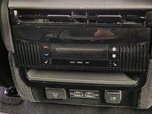 Used 2025 Jeep Wagoneer L Series II w/ 8-pass Seating Package AWD/4WD image 36