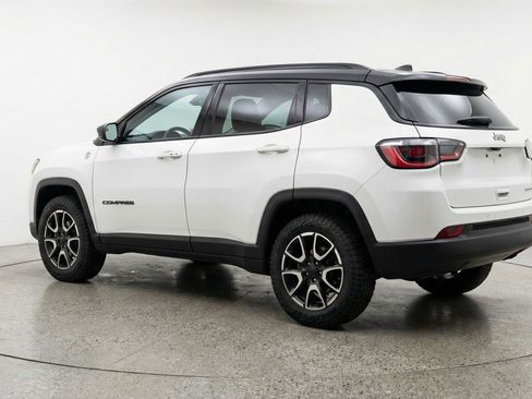 Used 2025 Jeep Compass Trailhawk AWD/4WD image 6