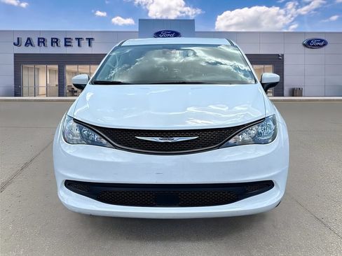 Used 2023 Chrysler Voyager LX FWD image 2