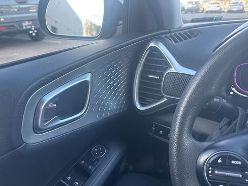 Used 2023 Kia Soul LX w/ LX Technology Package image 13