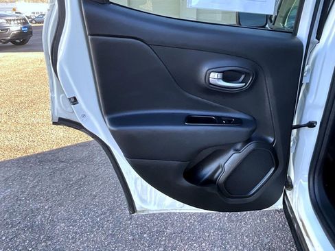 Certified 2022 Jeep Renegade Latitude w/ Convenience Group image 21