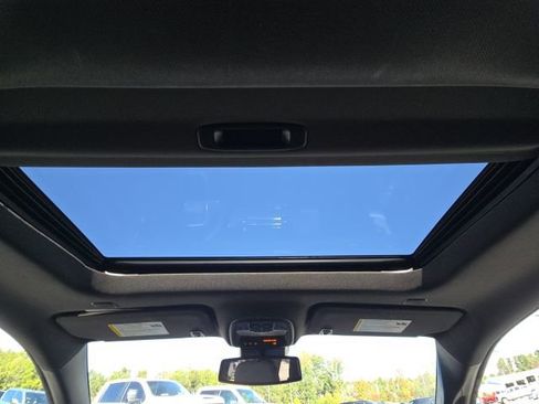 Used 2024 Chevrolet Colorado Z71 w/ Z71 Convenience Package 2 image 33