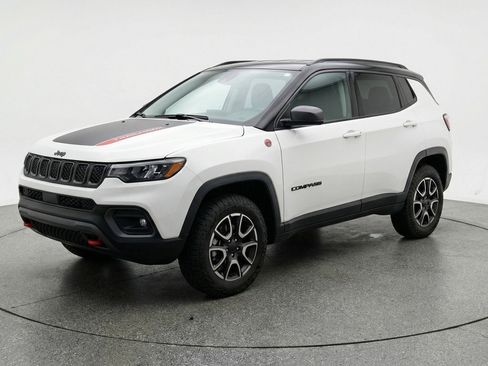Used 2025 Jeep Compass Trailhawk AWD/4WD image 2