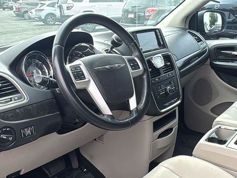 Used 2015 Chrysler Town & Country Touring FWD image 19