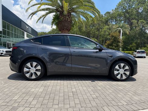Used 2024 Tesla Model Y Long Range RWD image 4