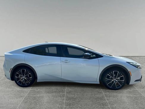 Used 2024 Toyota Prius XLE FWD image 6
