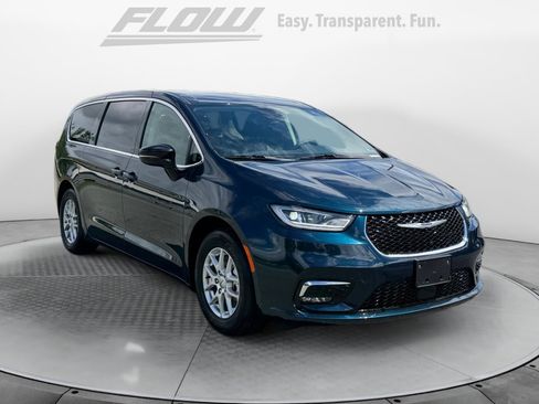 Used 2024 Chrysler Pacifica Touring-L FWD image 1
