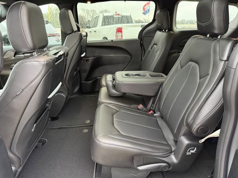 New 2026 Chrysler Pacifica Select image 11