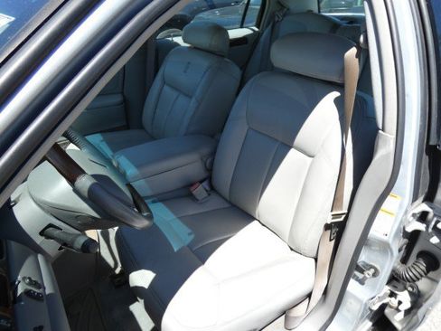 Used 2001 Lincoln Town Car Cartier image 22