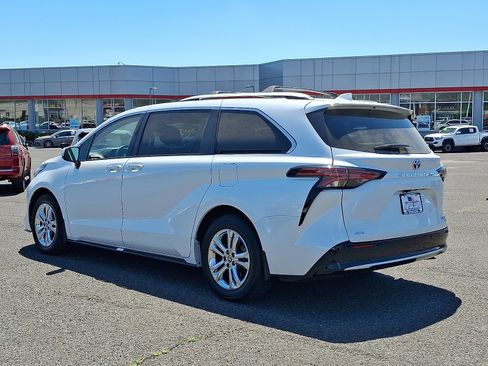 Used 2022 Toyota Sienna Platinum AWD/4WD image 5