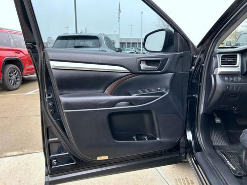 Used 2019 Toyota Highlander XLE AWD/4WD image 9