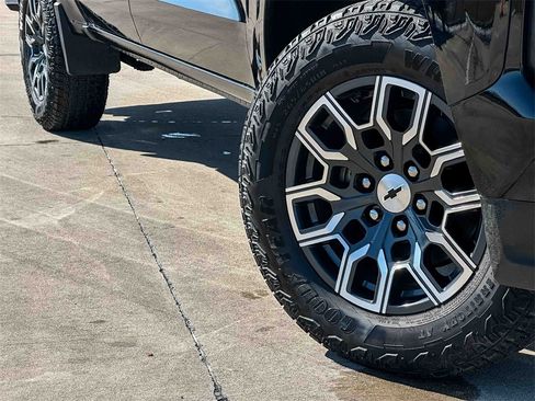 Used 2023 Chevrolet Colorado Z71 w/ Z71 Convenience Package 2 image 9