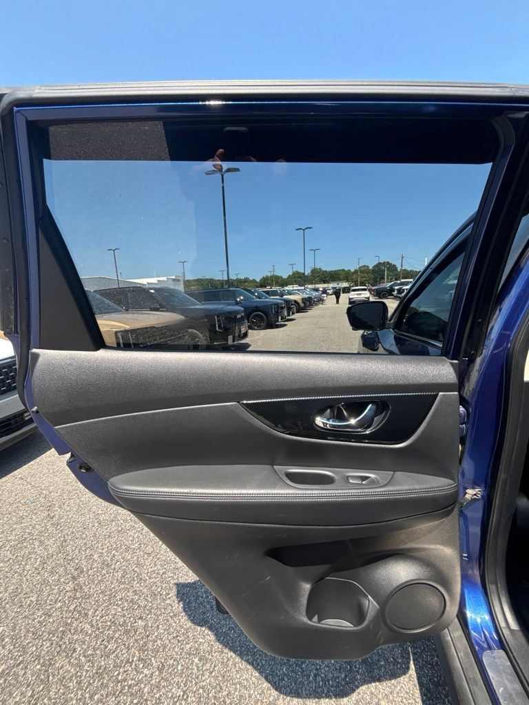 Used 2017 Nissan Rogue SL FWD image 16