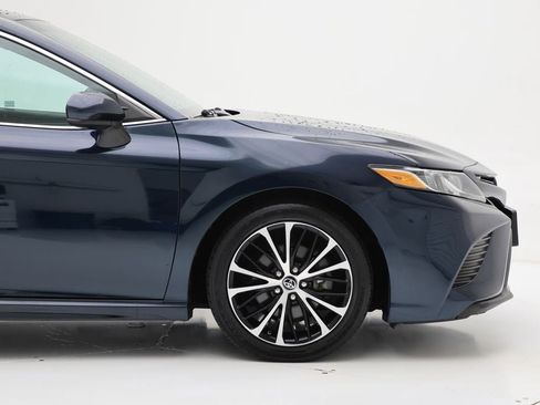 Used 2018 Toyota Camry LE image 3