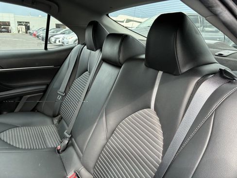 Used 2019 Toyota Camry SE FWD image 14
