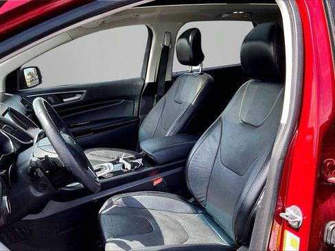 Used 2018 Ford Edge Titanium w/ Equipment Group 301A FWD image 16