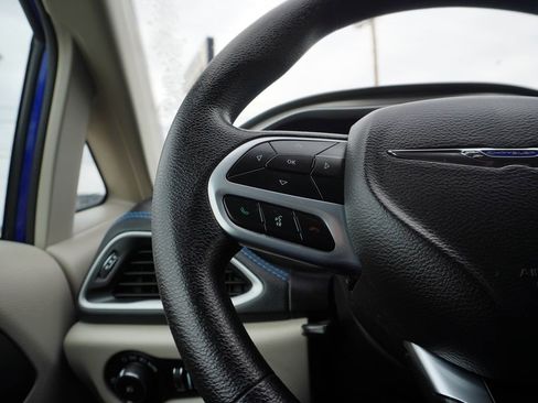 Used 2021 Chrysler Pacifica Touring image 18