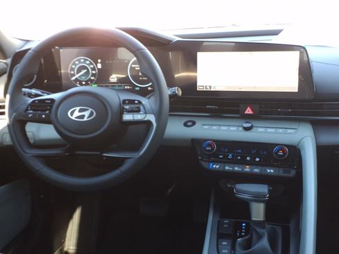 Certified 2025 Hyundai Elantra Limited image 10