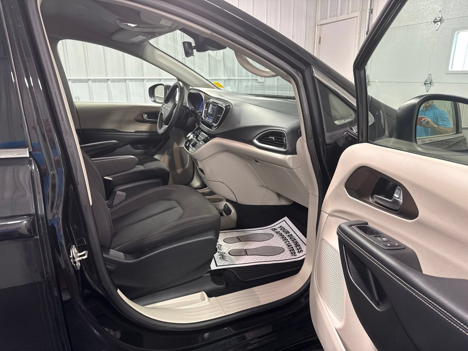 Used 2023 Chrysler Voyager LX FWD image 12