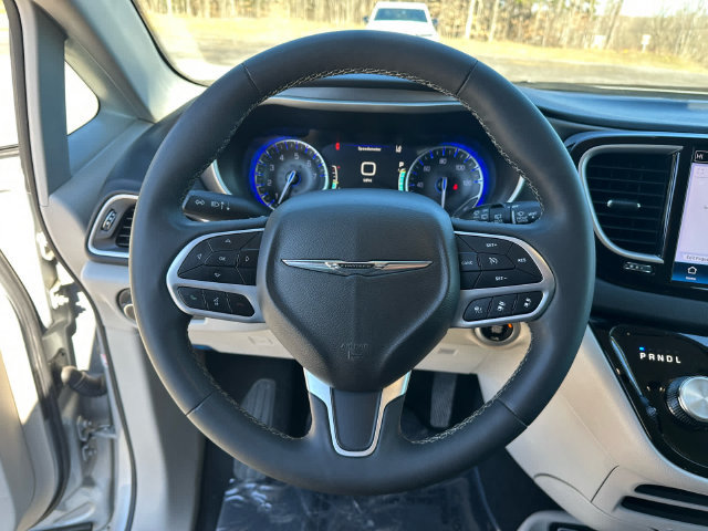Used 2024 Chrysler Pacifica Touring-L FWD image 13
