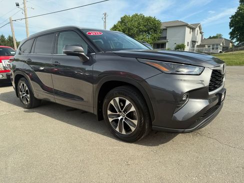 Used 2022 Toyota Highlander XLE AWD/4WD image 3