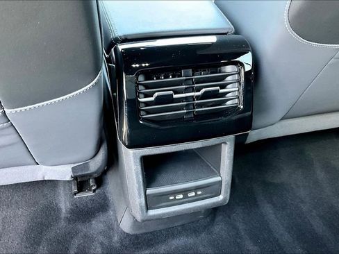 Used 2024 Volkswagen ID.4 2WD image 9