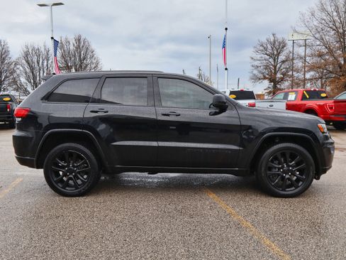 Used 2019 Jeep Grand Cherokee Altitude image 6