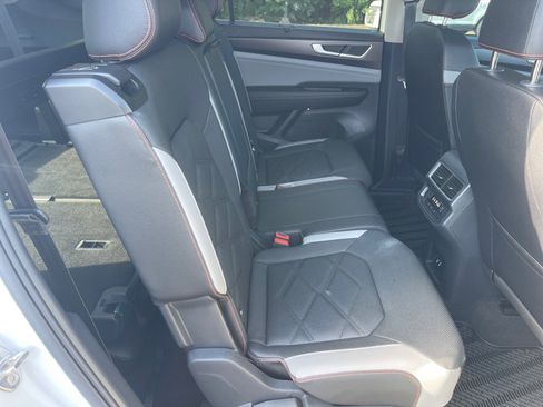 Used 2025 Volkswagen Atlas Peak Edition SE AWD/4WD image 18