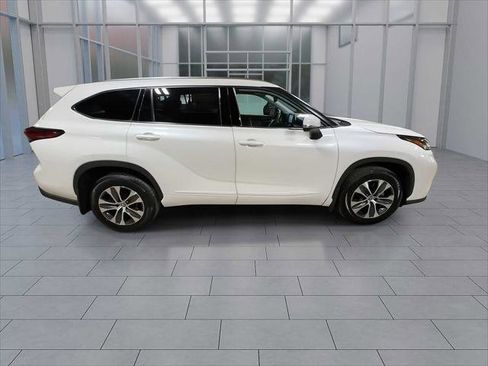 Certified 2021 Toyota Highlander XLE image 9