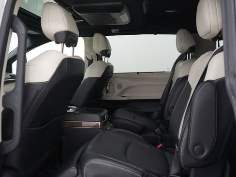 Used 2025 Toyota Sienna AWD image 18