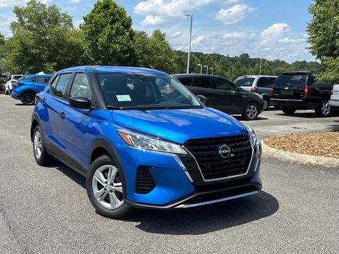 New 2025 Nissan Kicks Play S image 2