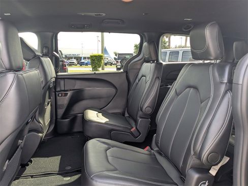 New 2026 Chrysler Pacifica Select image 14