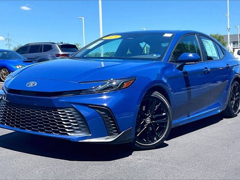 Used 2025 Toyota Camry SE w/ Convenience Package FWD image 1