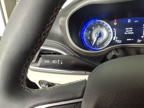 Used 2023 Chrysler Pacifica Touring-L FWD image 24