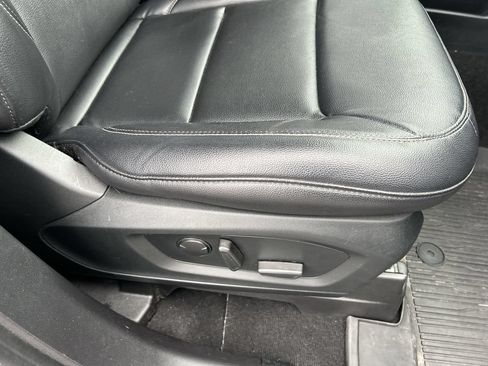 Used 2020 Ford Explorer XLT w/ Equipment Group 202A AWD/4WD image 13