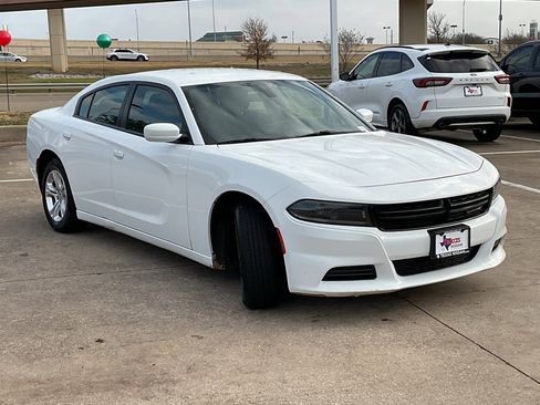 Used 2022 Dodge Charger SXT image 4