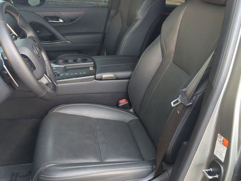 Used 2025 Lexus LX 600 4WD w/ Premium Package image 17