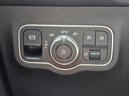 Used 2025 Mercedes-Benz GLB 250 image 23