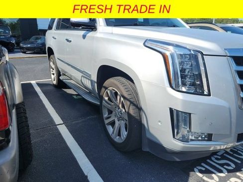 Used 2017 Cadillac Escalade Luxury RWD image 2