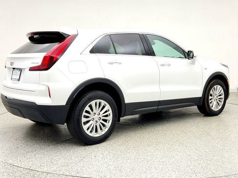 Used 2024 Cadillac XT4 Luxury w/ Cold Weather Package FWD image 5